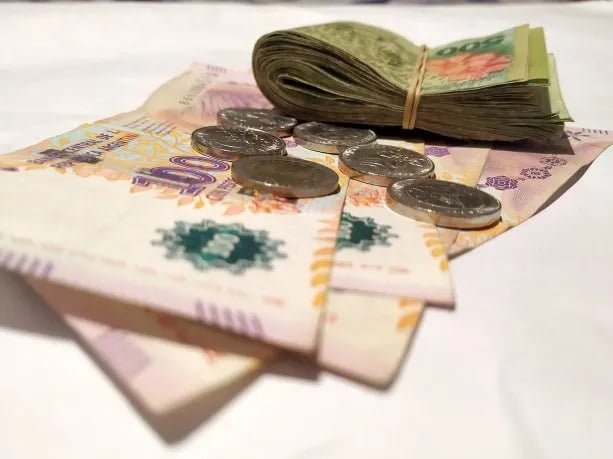 pesos-inversiones-monedas-inflacion-billetes-bolsillo-14-06-2021