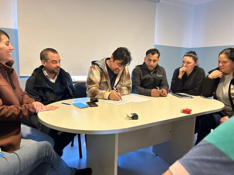 EL MUNICIPIO DE TOLHUIN Y LOS GREMIOS ACORDARON UN AUMENTO SALARIAL