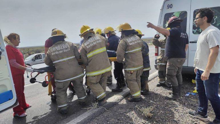 Violento choque frontal entre un colectivo y una camioneta en Ruta 151 ...